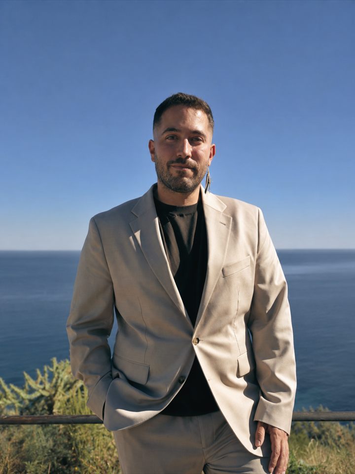 Retrato de Jose Rabadán al aire libre, con el mar al fondo.
